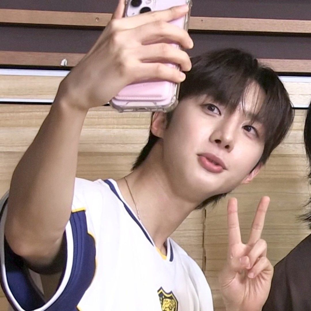 Recent activity shot of Hui (PENTAGON)