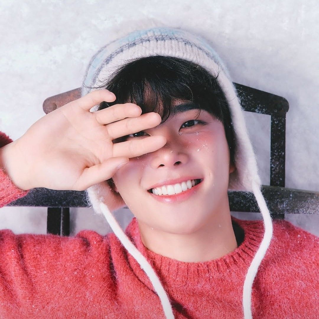 A moment captured by MJ (ASTRO)'s fan