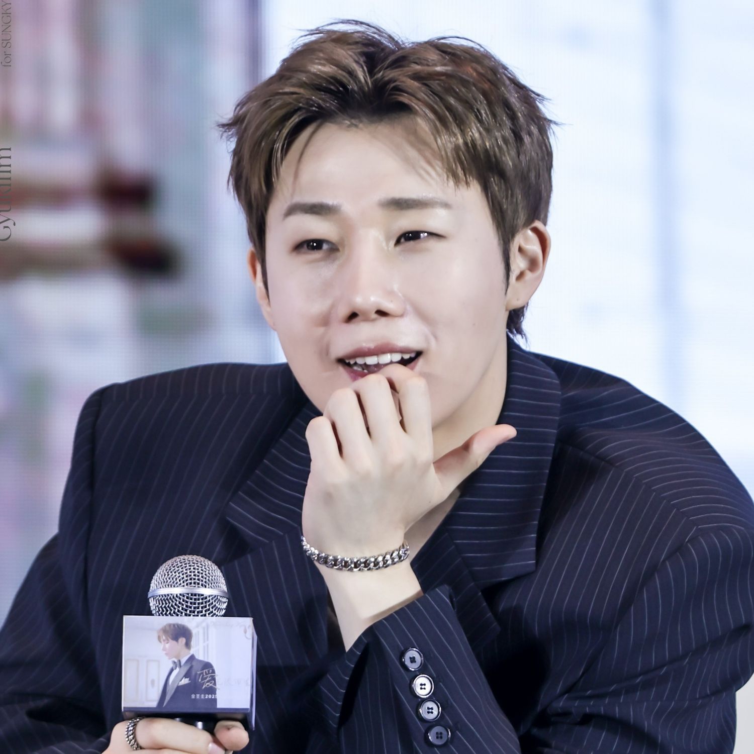 A moment captured by Sungkyu (INFINITE)'s fan