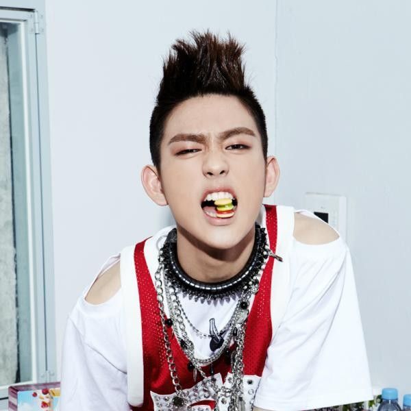 Potret di balik layar Jinyoung (GOT7)