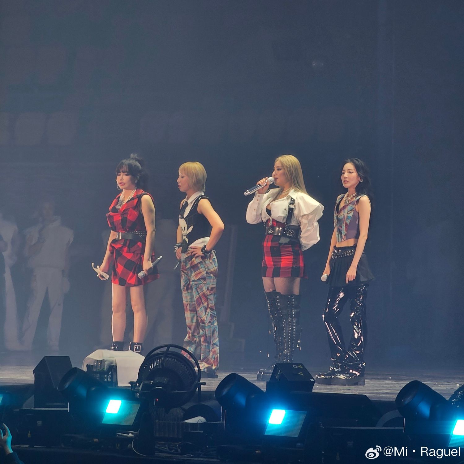 Behind-the-scenes cut of 2NE1