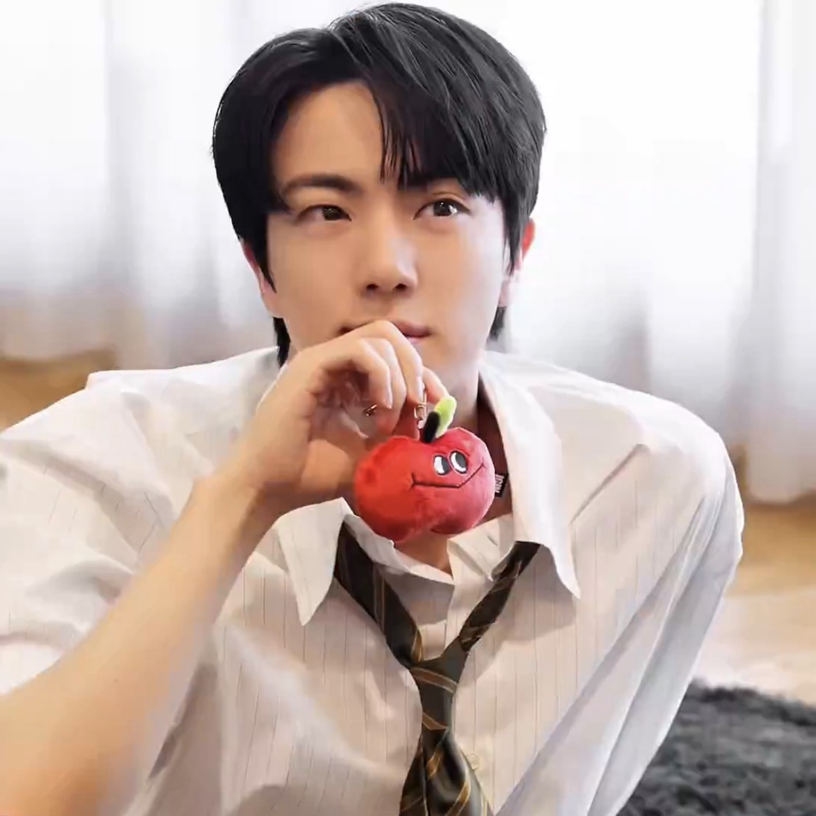 Foto aktivitas terbaru Jin (BTS)