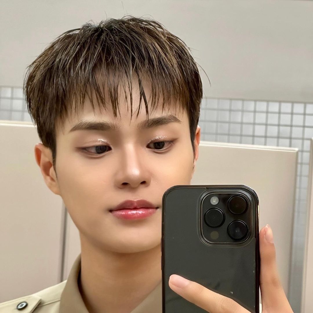 A moment captured by Lee Daehwi (AB6IX)'s fan