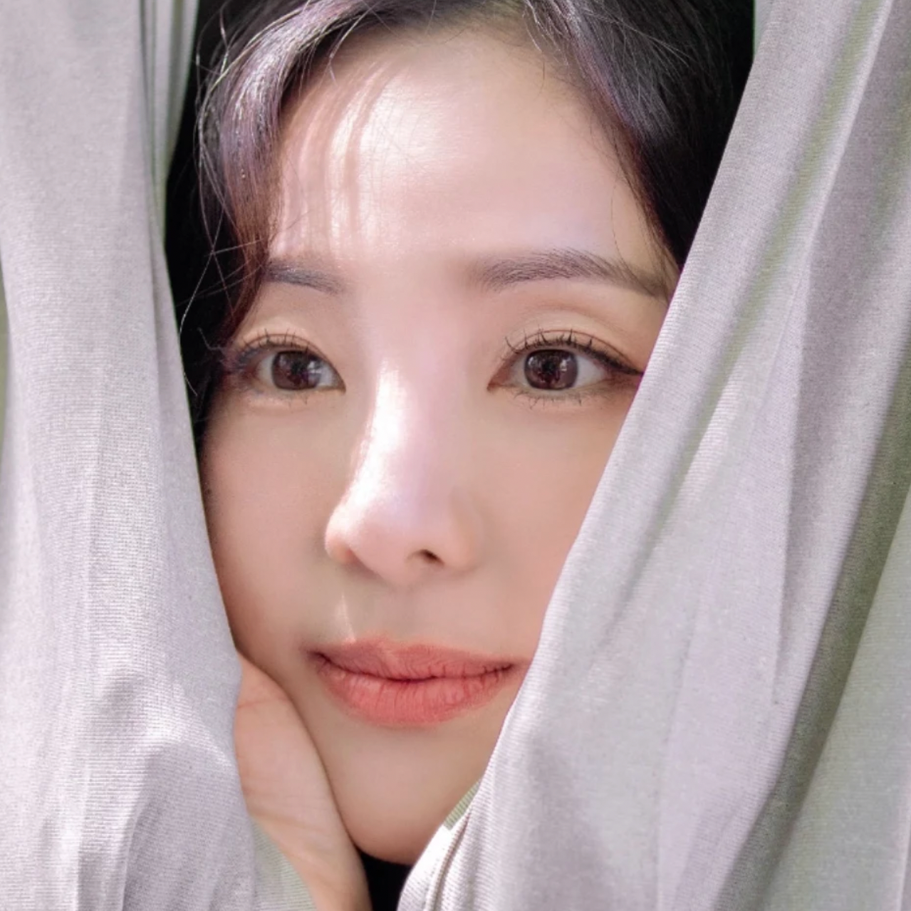 Behind-the-scenes cut of Sandara Park (2NE1)