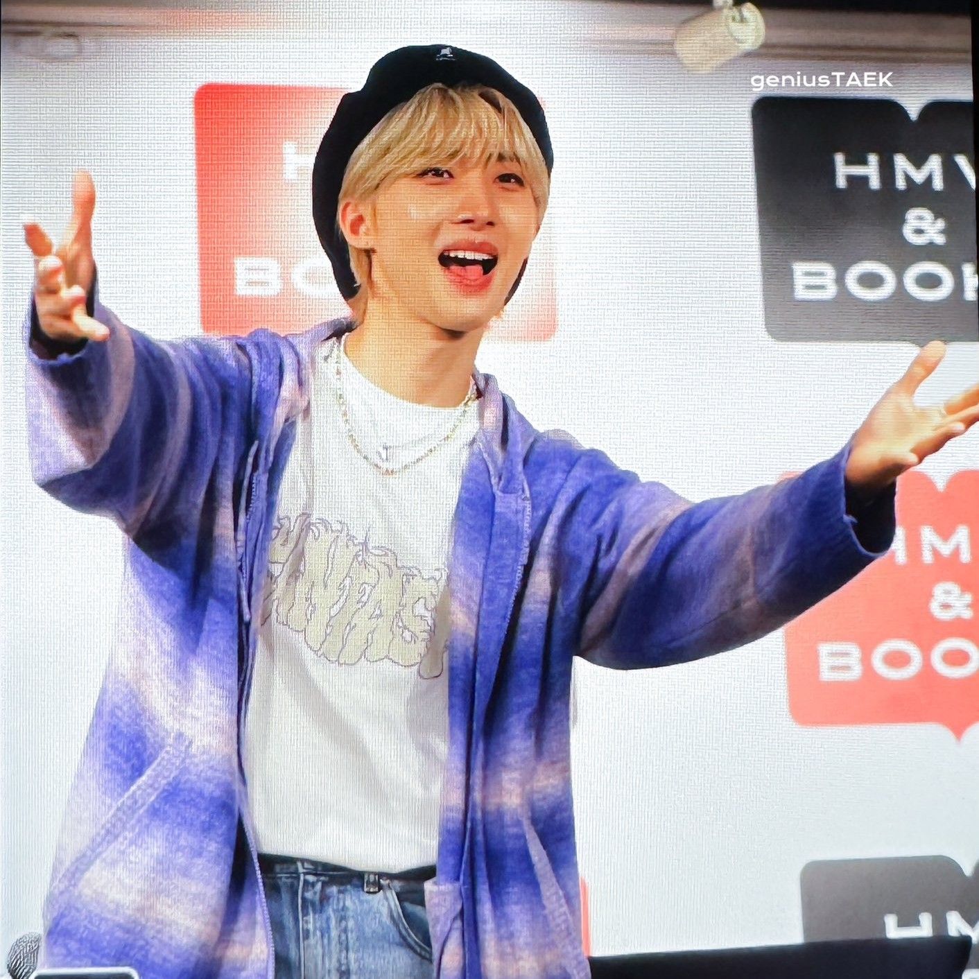 A moment captured by Hui (PENTAGON)'s fan