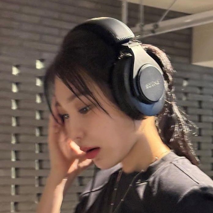 Behind-the-scenes cut of Lee Chaeyeon