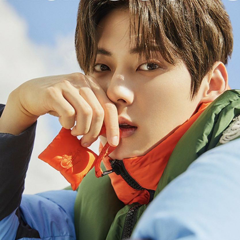 A moment captured by Hwang Minhyun's fan
