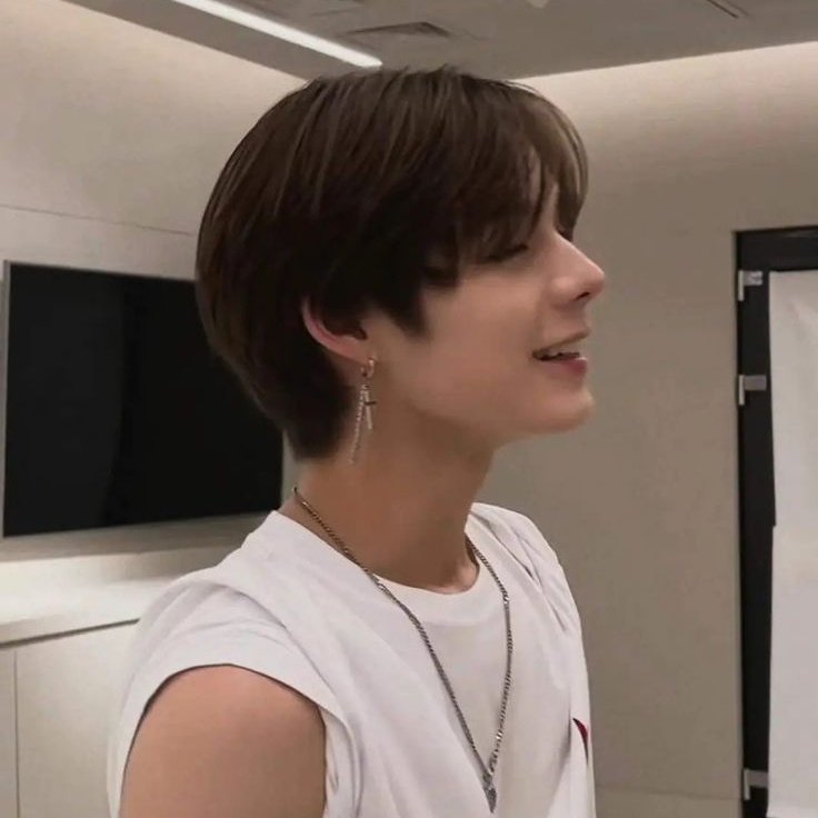 Behind-the-scenes cut of Justin (SMTR25)