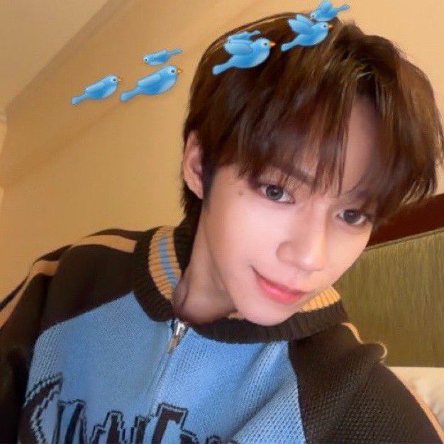 A moment captured by JL (AHOF)'s fan