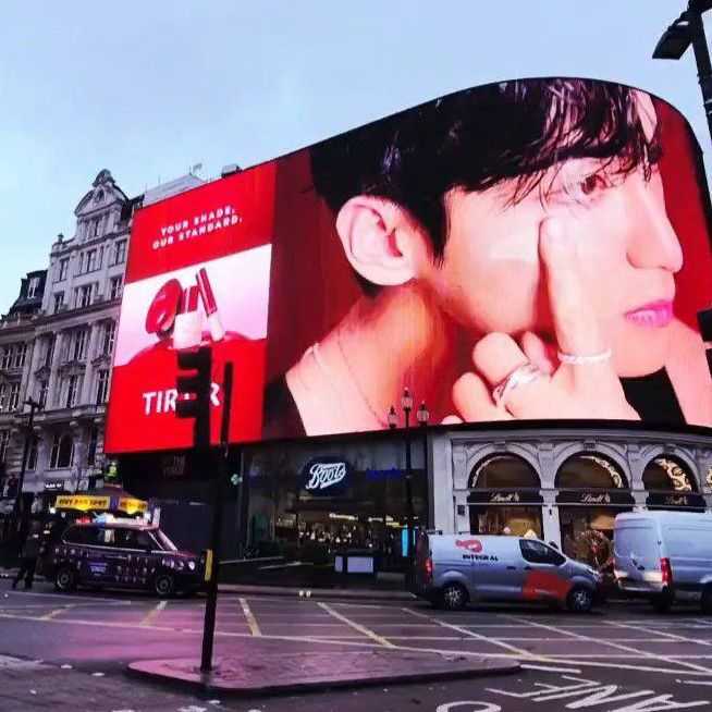 뷔 (방탄소년단)의 최신 사진