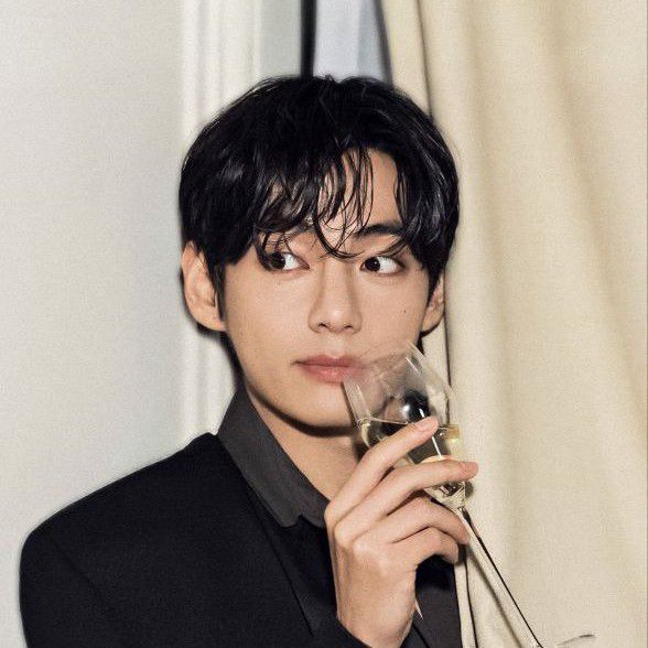 뷔 (방탄소년단)의 최신 사진