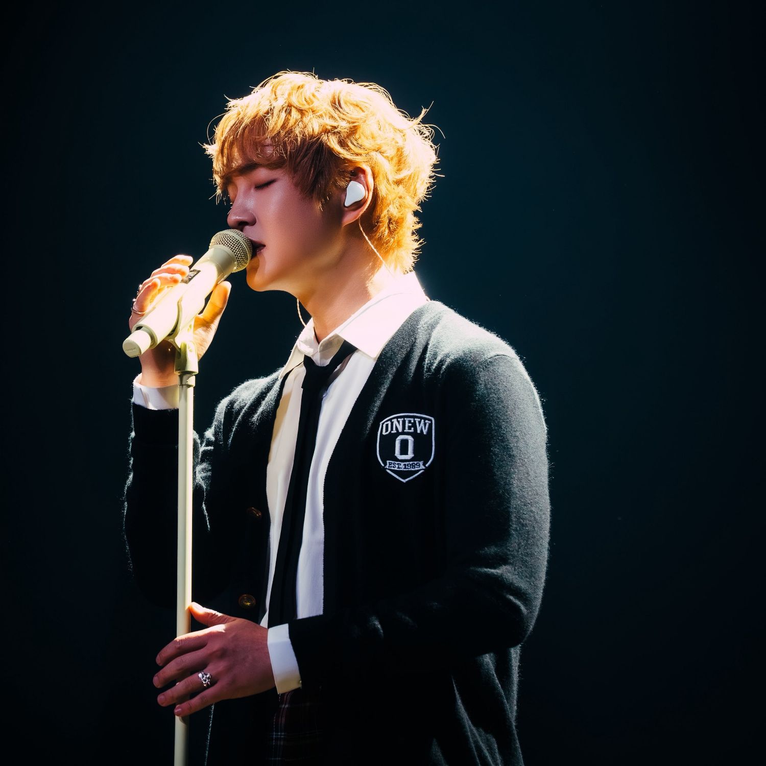 Behind-the-scenes cut of Onew (SHINee)