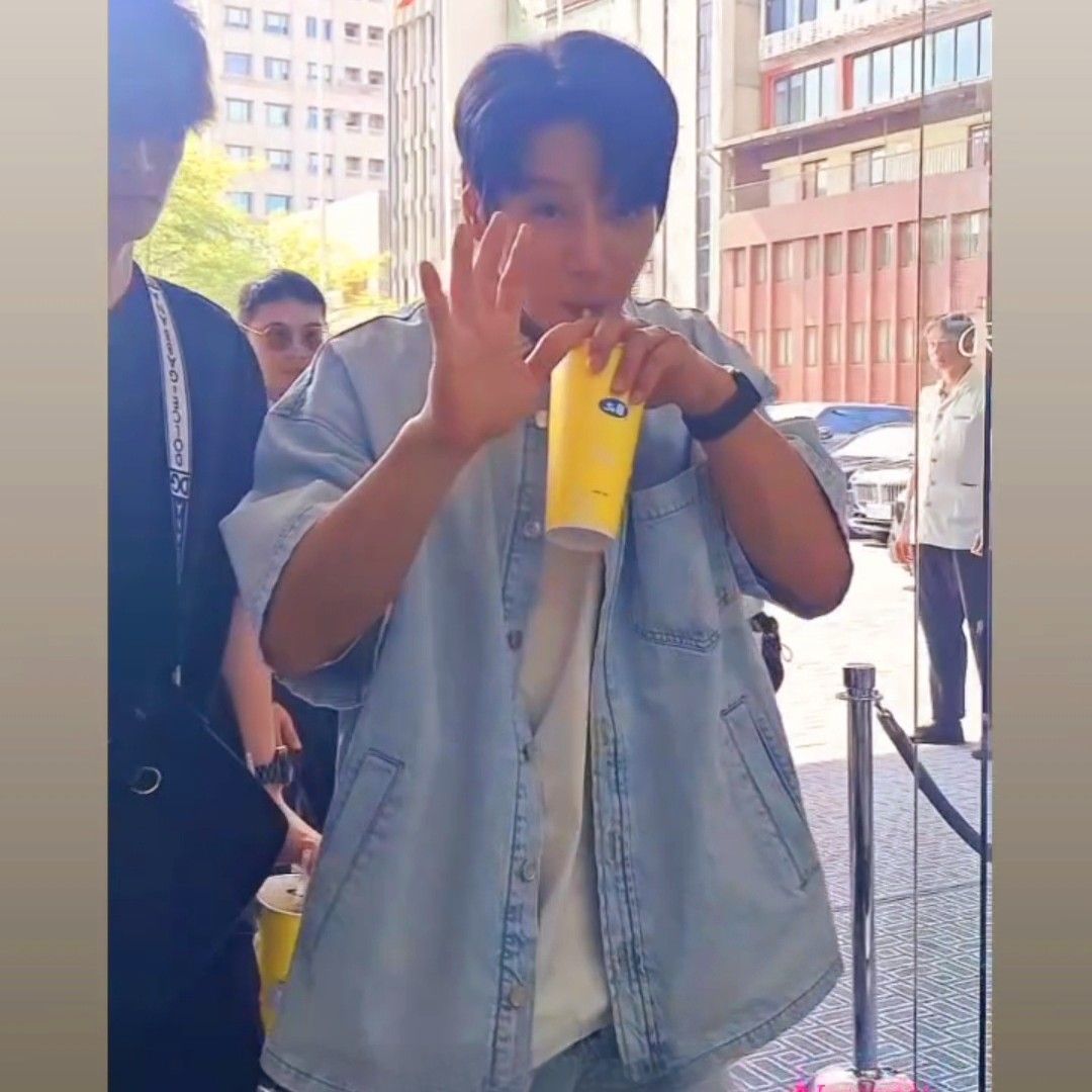 A moment captured by Hwang Chiyeol's fan
