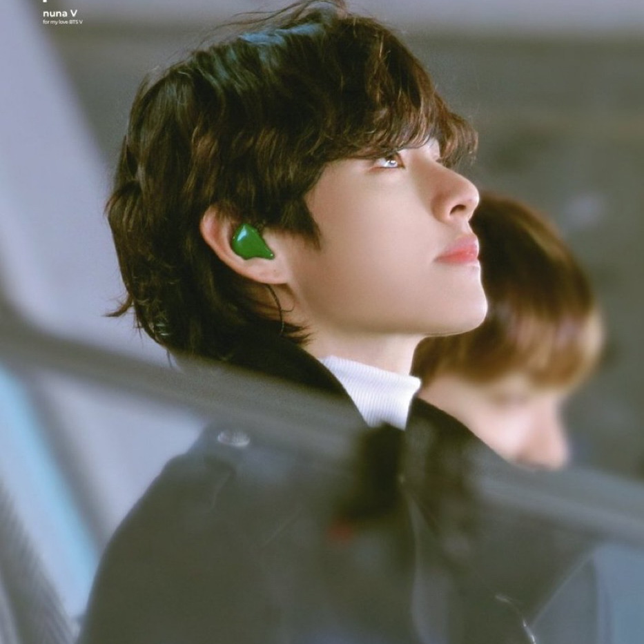 Behind-the-scenes cut of V (BTS)