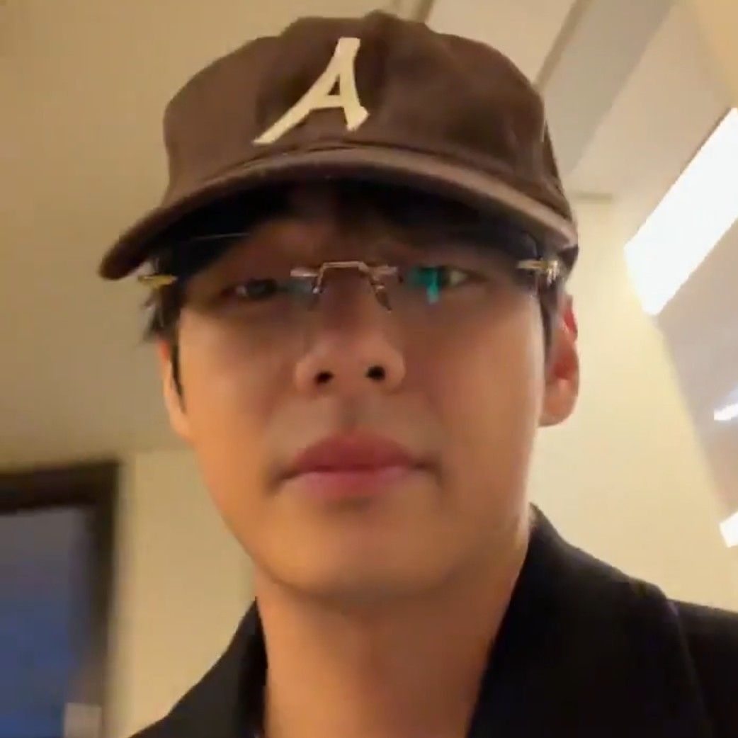 뷔 (방탄소년단)의 최신 사진