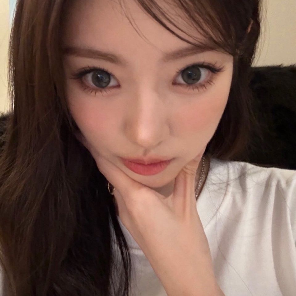 Latest photo of Anna (MEOVV)