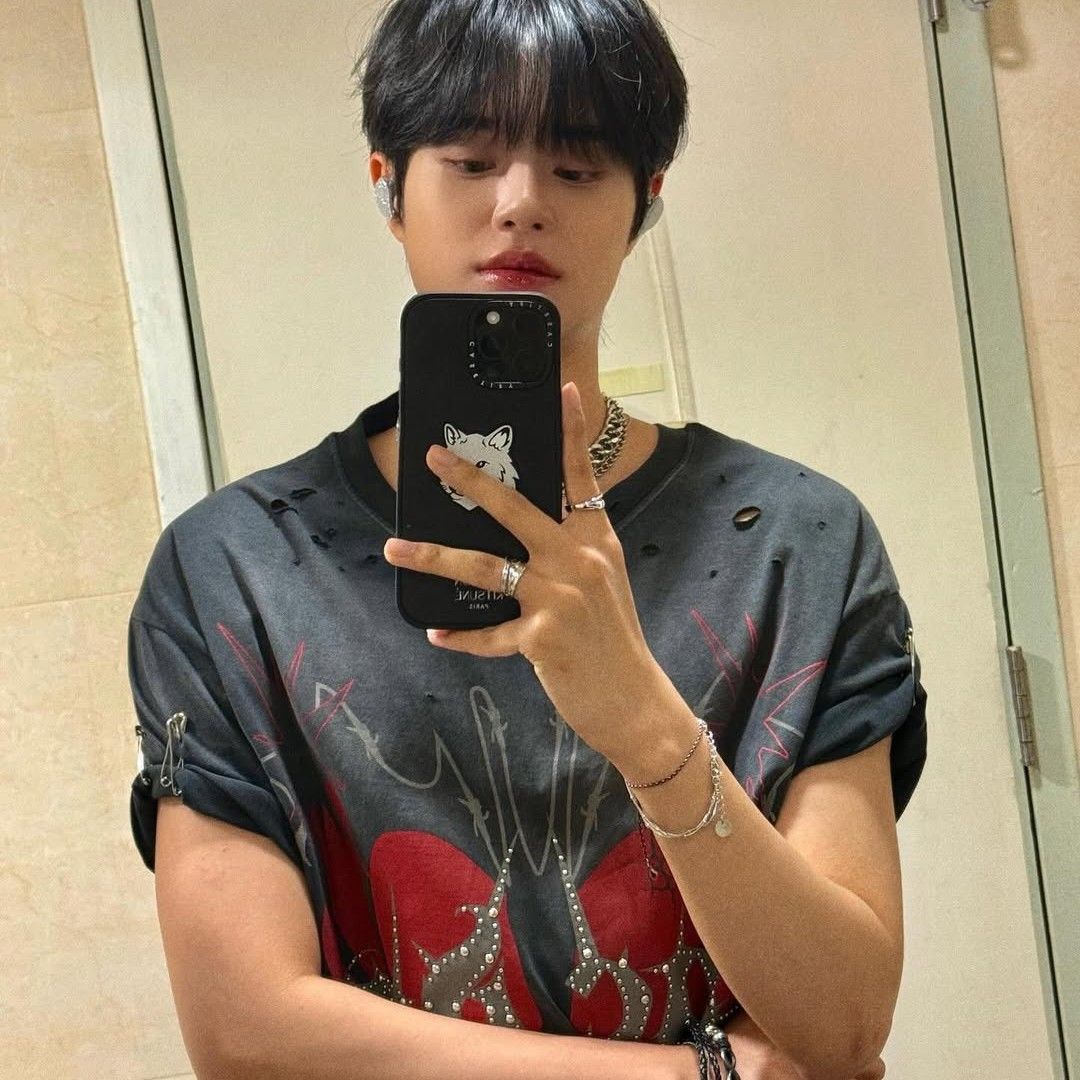 A moment captured by Lee Daehwi (AB6IX)'s fan