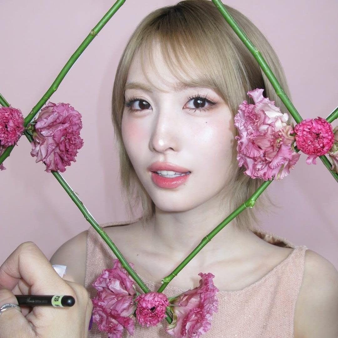 Behind-the-scenes cut of Momo (TWICE)