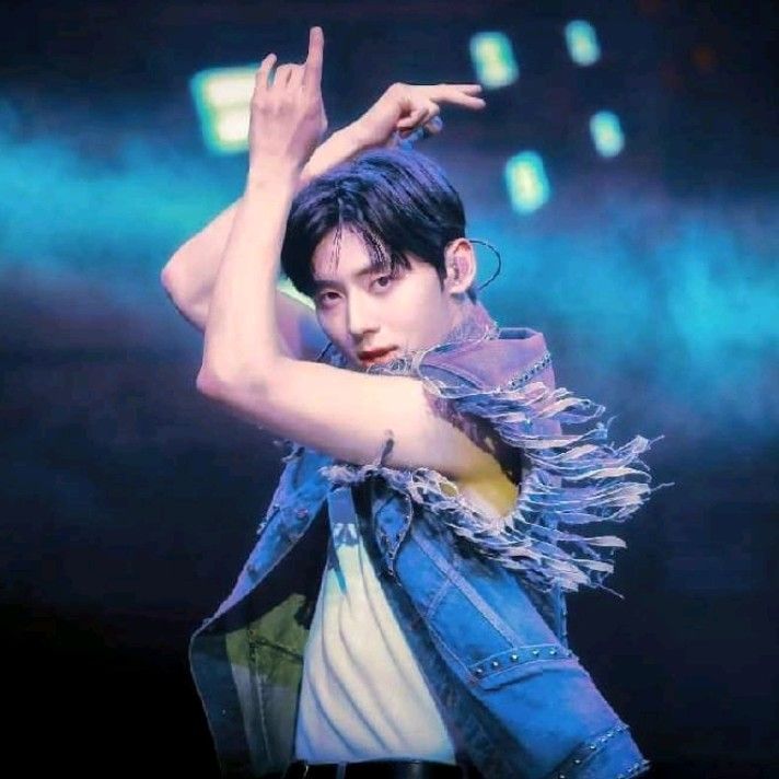 A moment captured by Hwang Minhyun's fan