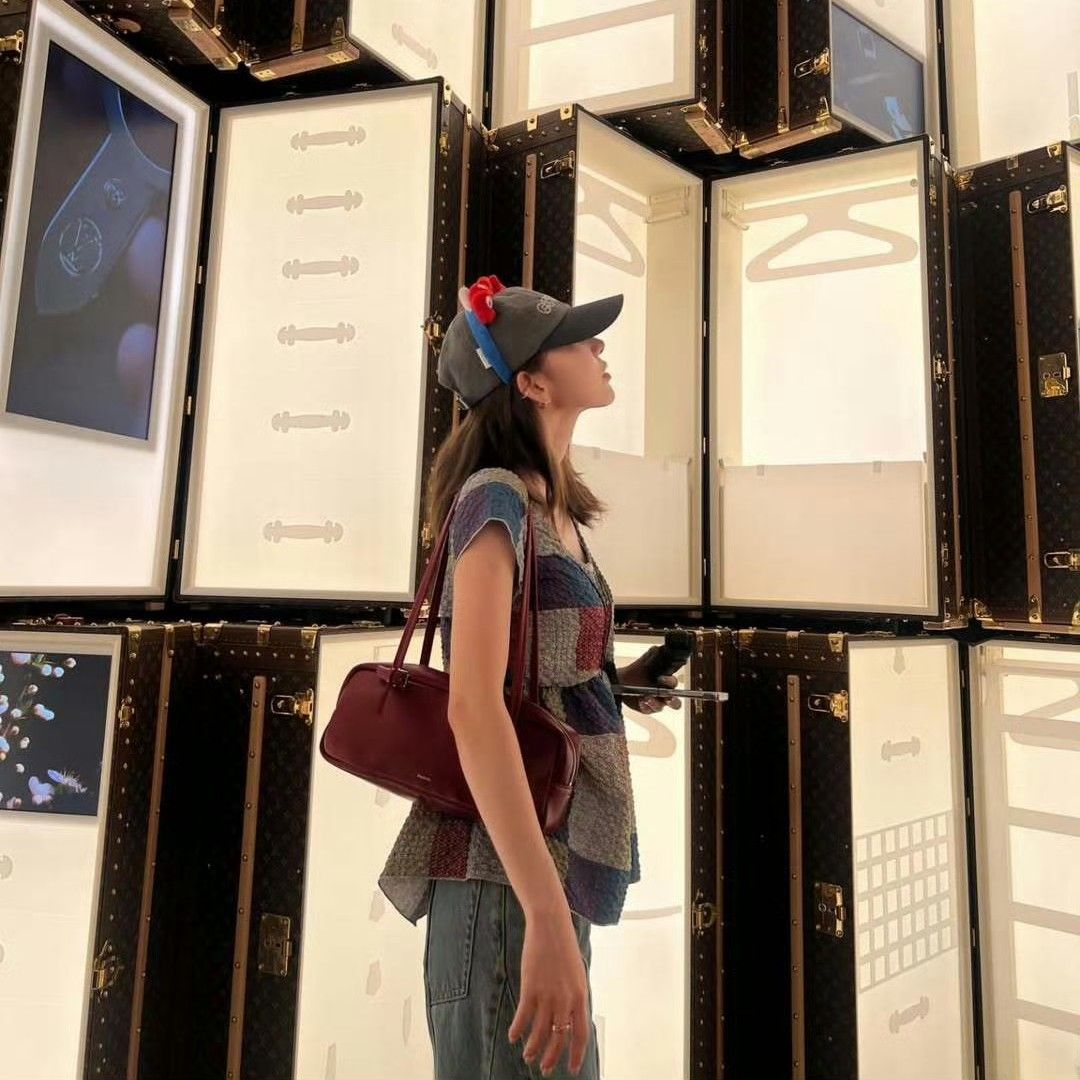 Behind-the-scenes cut of Sakura (LE SSERAFIM)