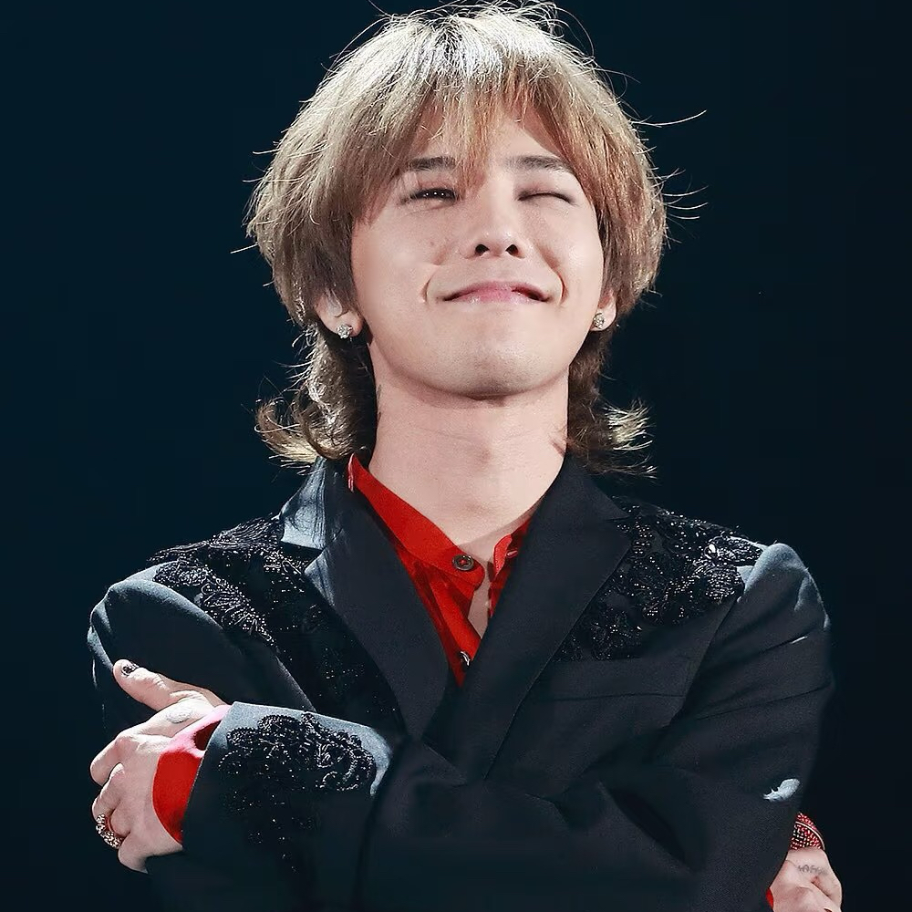 Foto aktivitas terbaru G-DRAGON (BIGBANG)