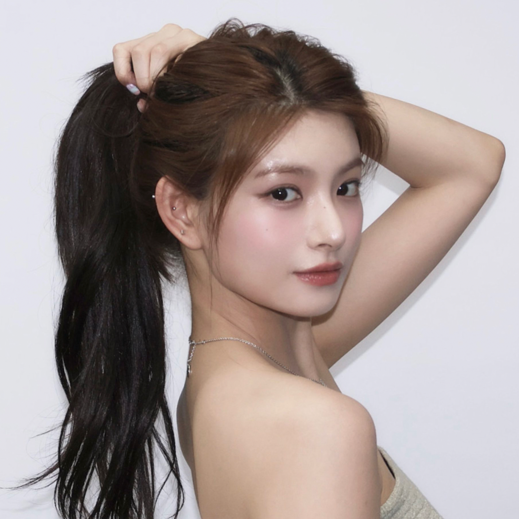Recent activity shot of Yiren (EVERGLOW)