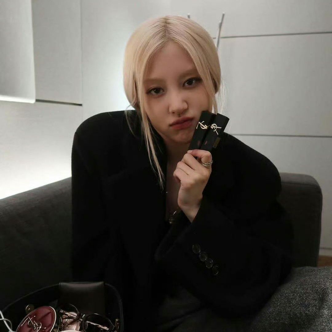 Recent activity shot of ROSÉ (BLACKPINK)