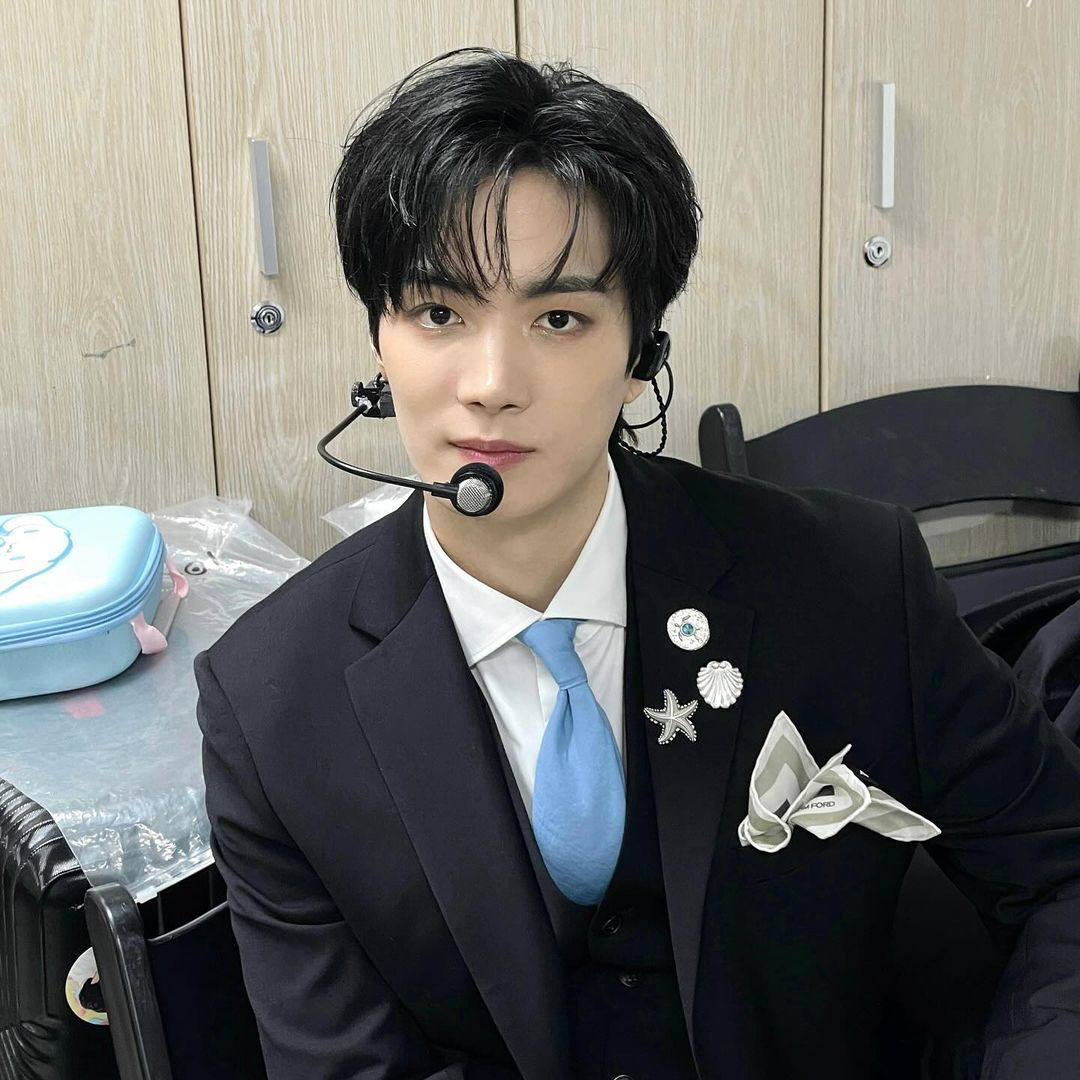 A moment captured by Kim Jonghyeon's fan