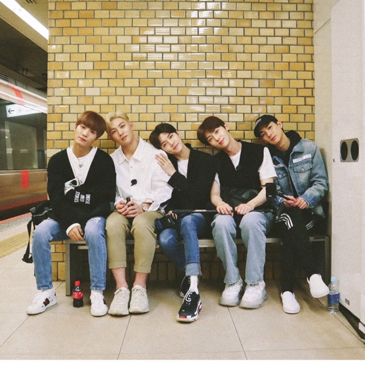 Behind-the-scenes cut of NU'EST