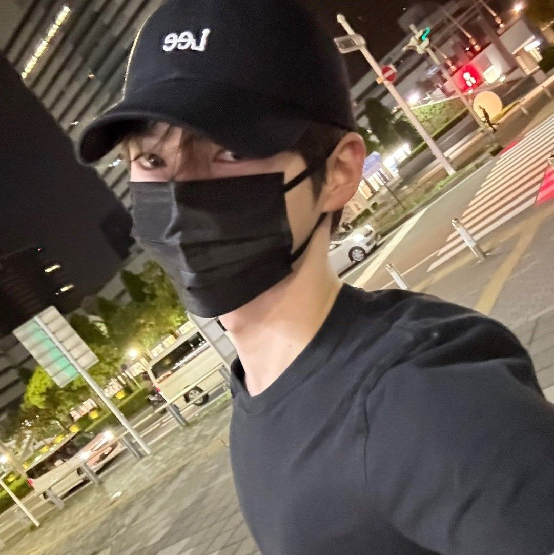 Behind-the-scenes cut of Sung Hanbin (ZEROBASEONE)