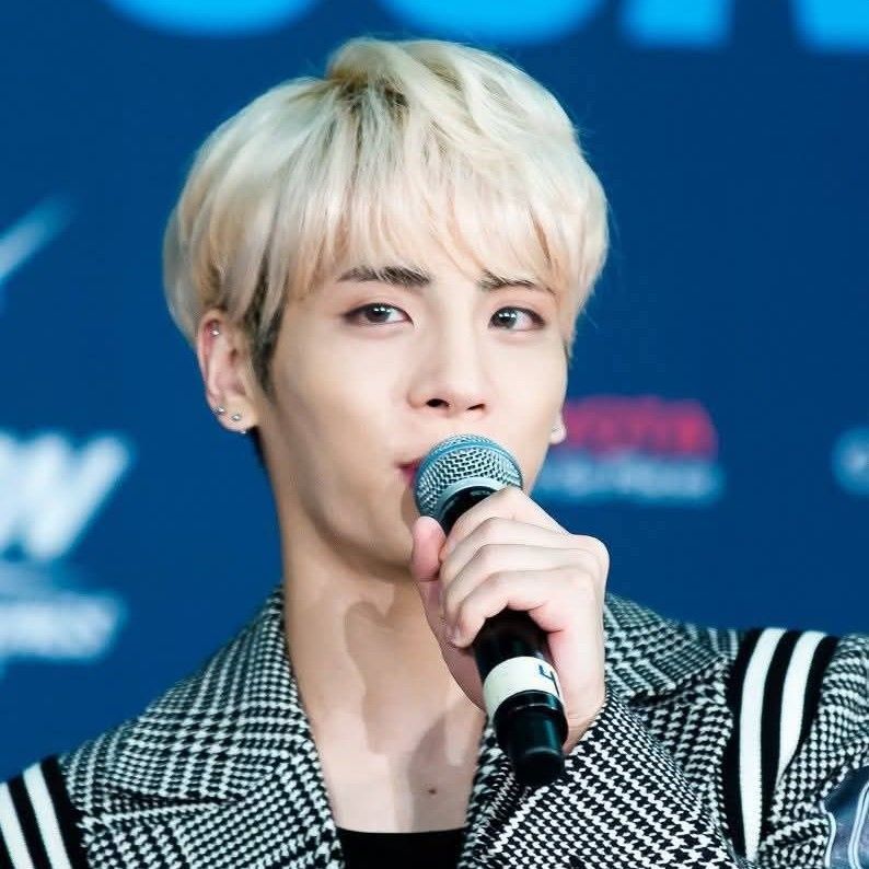 A moment captured by Jonghyun (SHINee)'s fan