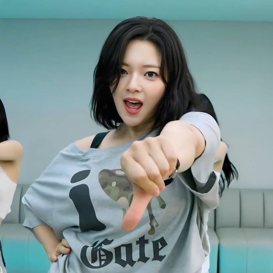 Behind-the-scenes cut of Jeongyeon (TWICE)