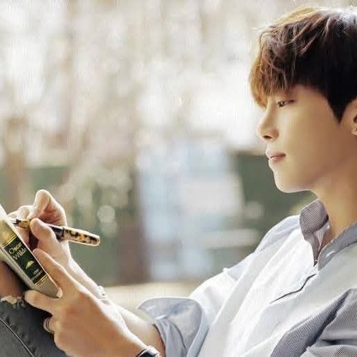 Behind-the-scenes cut of Jonghyun (SHINee)