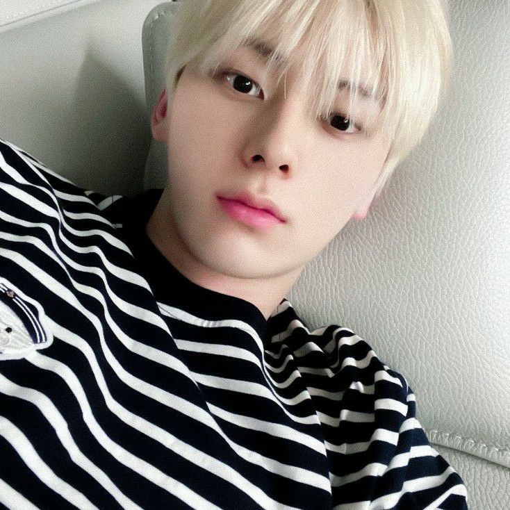 A moment captured by Hwang Minhyun's fan