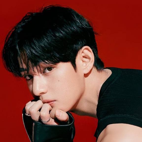 Latest photo of V (BTS)