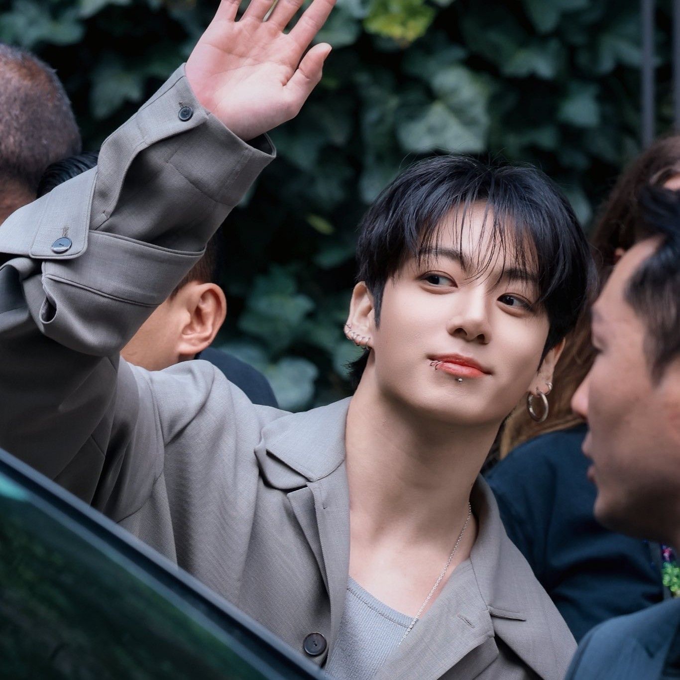 Behind-the-scenes cut of BTS
