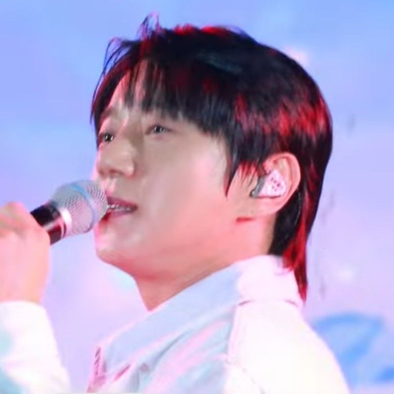 A moment captured by Hwang Chiyeol's fan