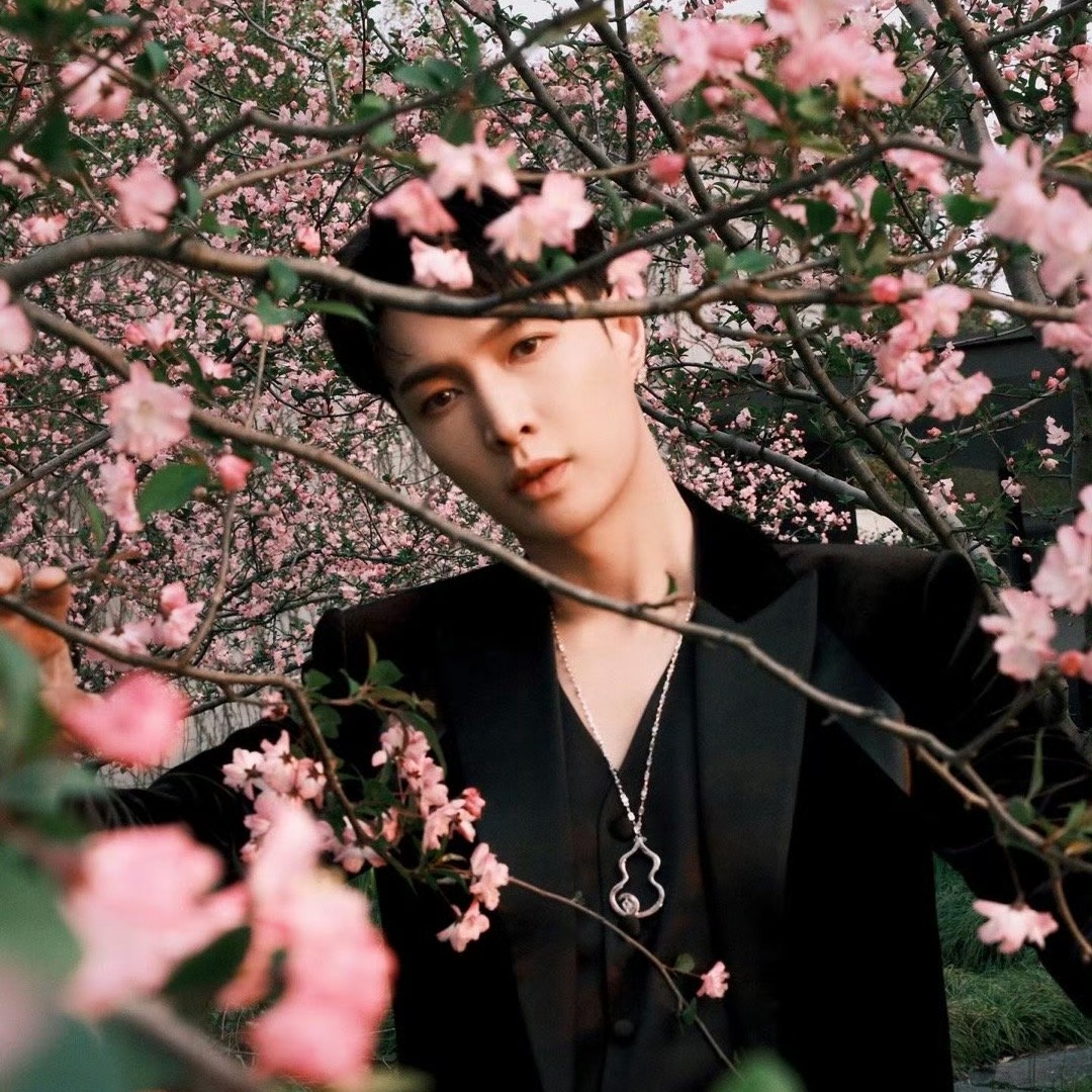 Behind-the-scenes cut of Lay (EXO)