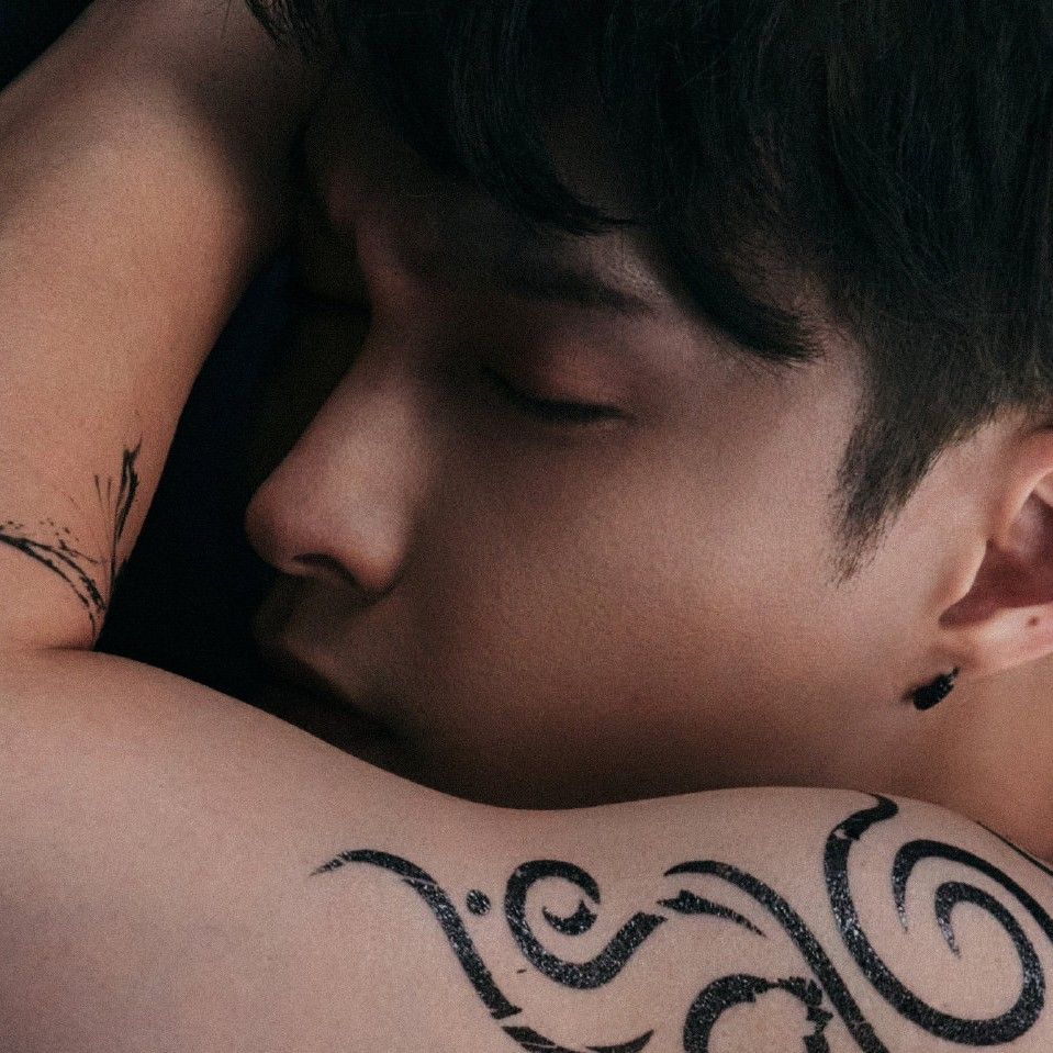 Behind-the-scenes cut of Lay (EXO)