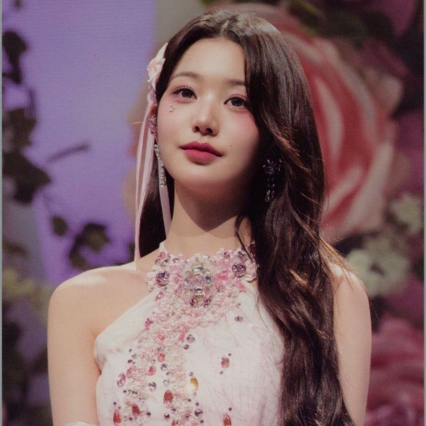 A moment captured by Jang Wonyoung (IVE)'s fan