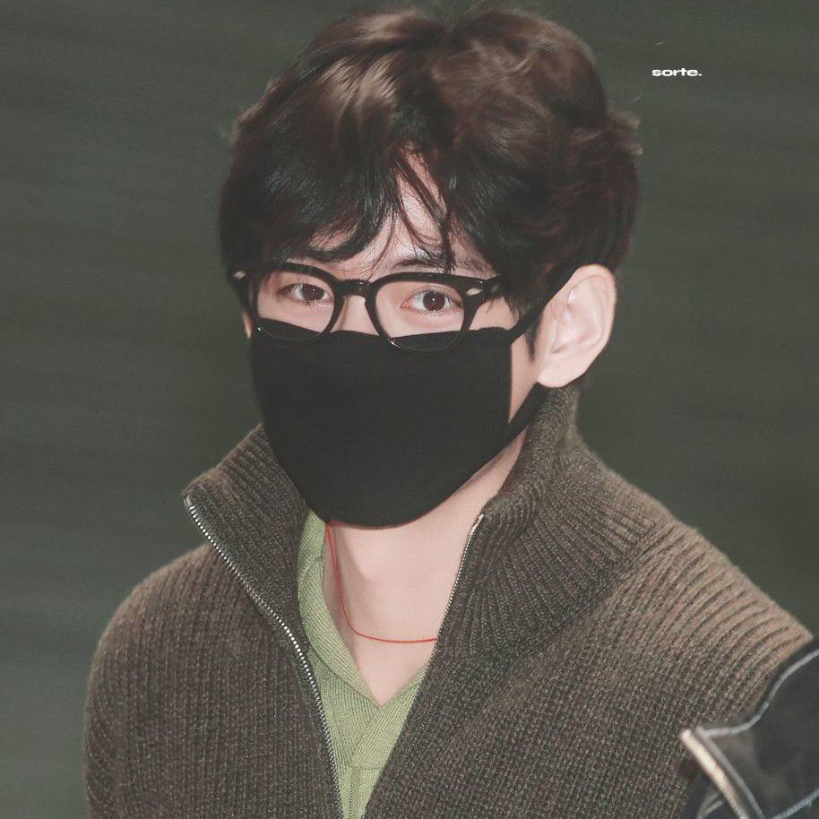 뷔 (방탄소년단)의 최신 사진