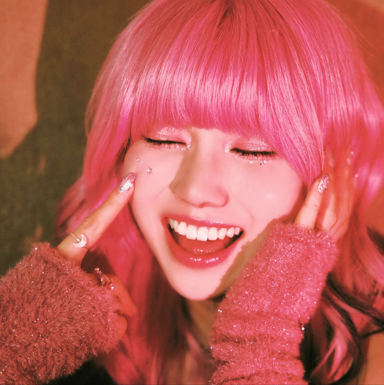 A moment captured by Kenmotsu Nano (IS:SUE)'s fan