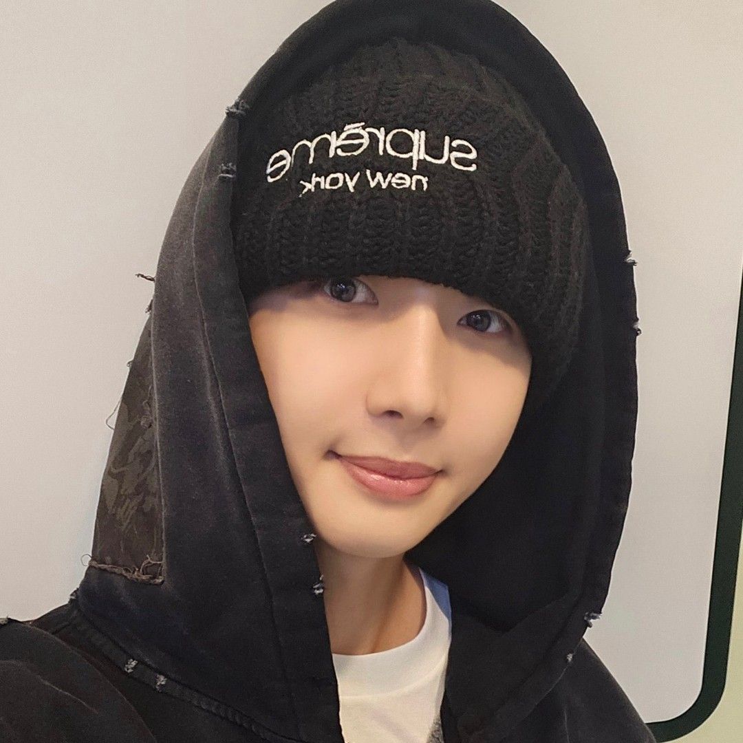 A moment captured by Hui (PENTAGON)'s fan