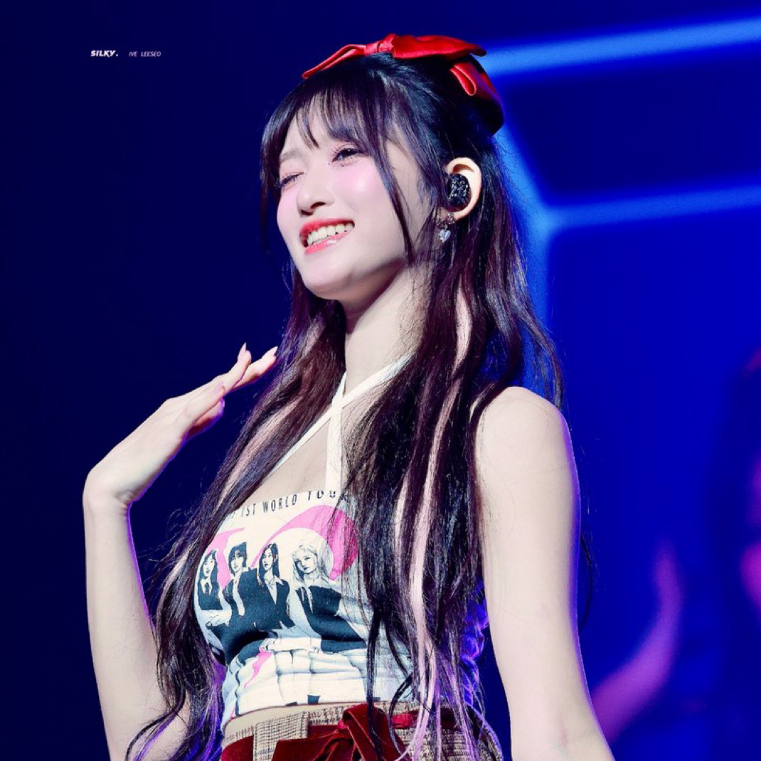 A moment captured by IVE's fan