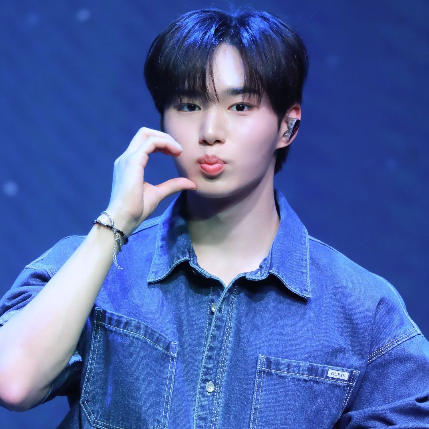 Behind-the-scenes cut of Kim Junseo (ALPHA DRIVE ONE)