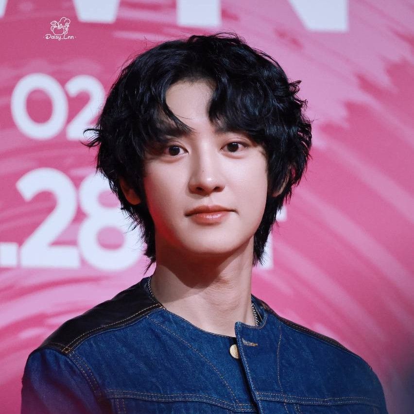 Recent activity shot of Chanyeol (EXO)