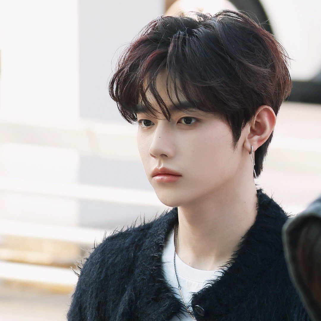 A moment captured by Zhang Hao (ZEROBASEONE)'s fan