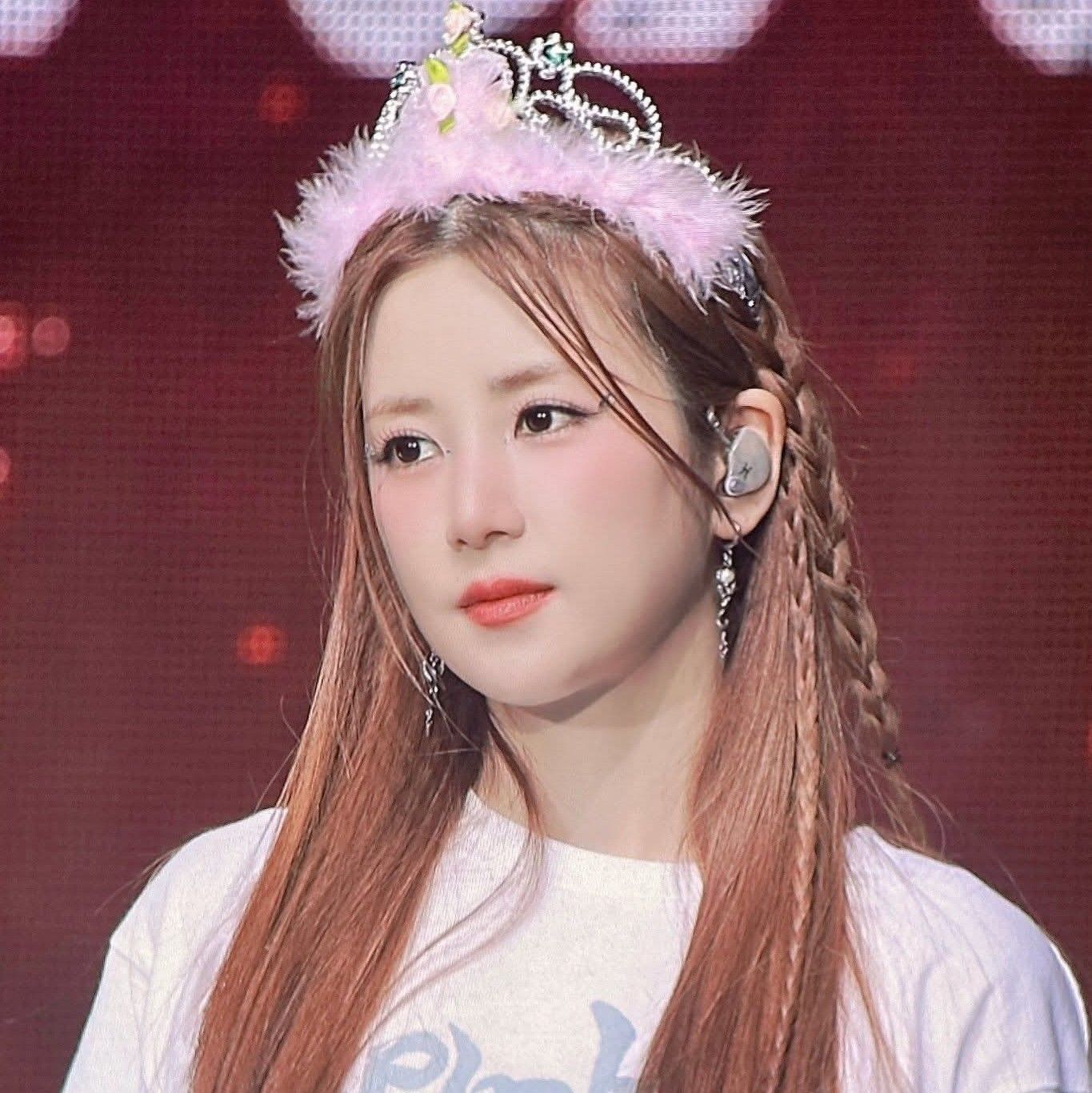 Behind-the-scenes cut of Park Chorong (Apink)