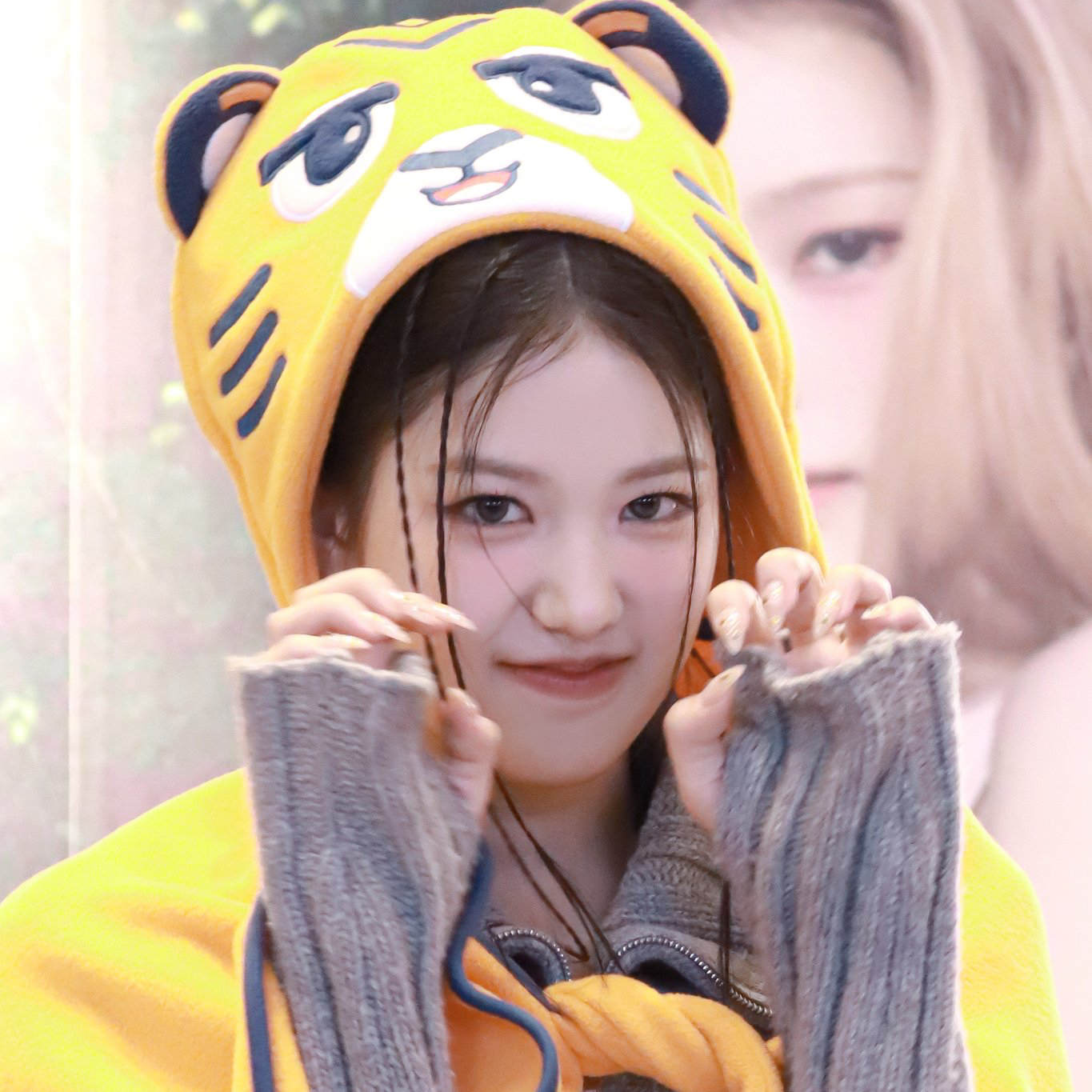 Behind-the-scenes cut of Yoon Jiyoon (izna)