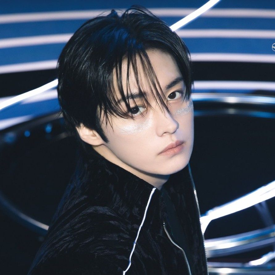 Latest photo of Lee Know (Stray Kids)